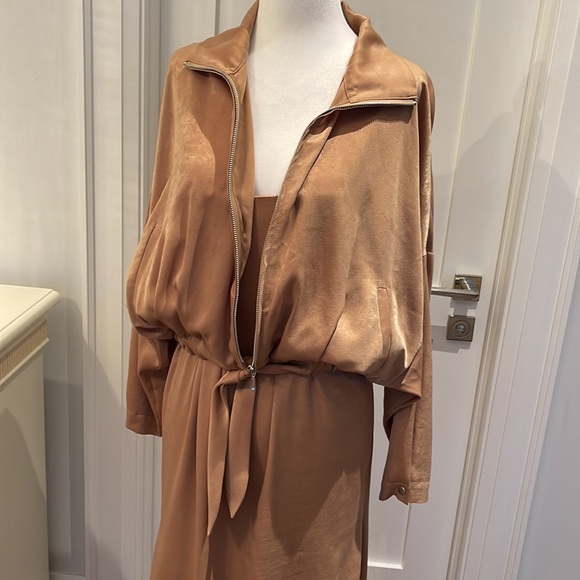 Suit - Picture 5 of 9